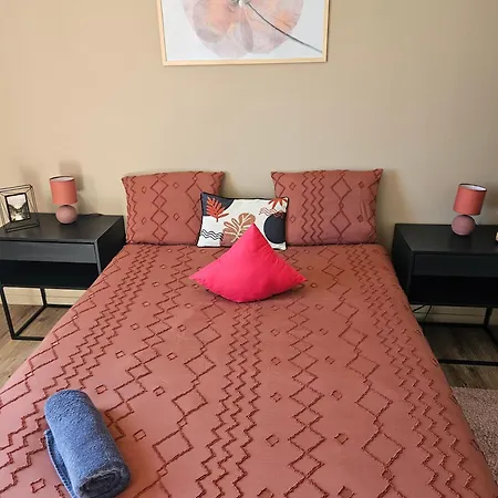 Maison Spacieuse Privatisee Ou A La - Places De Parking Bed & Breakfast *